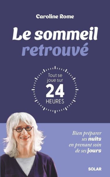 Couverture du livre Le sommeil retrouvé de Caroline Rome, guide sur le sommeil et la sophrologie : fond bleu, titre en blanc et bleu, cercle “Tout se joue sur 24 heures”, photo de l’autrice souriante, mention “Bien préparer ses nuits en prenant soin de ses jours”, édition Solar. 
